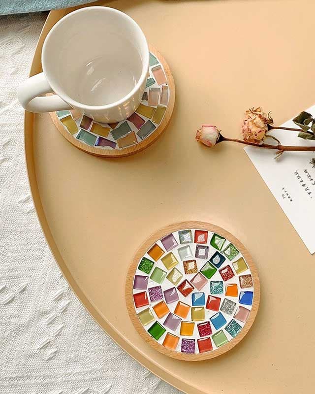 ورشة فن الموزاييك – تصميم قواعد الأكواب 🧩🌸